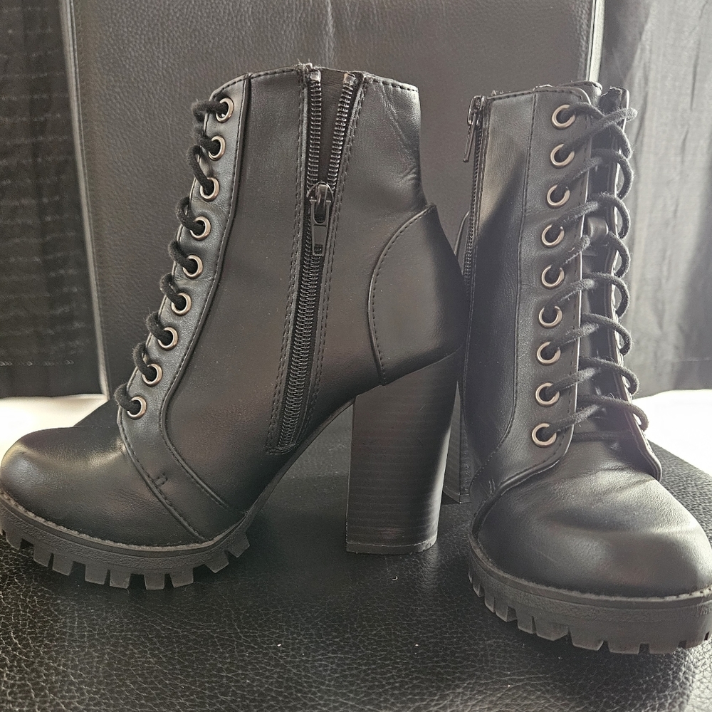 Soda high arch boots size 5 1/2